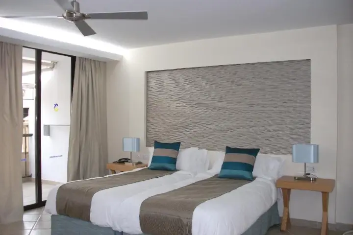 Pearly Grey Ocean Club (10)